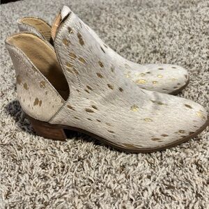 Coconuts by Matisse Cream and Gold Ankle Booties